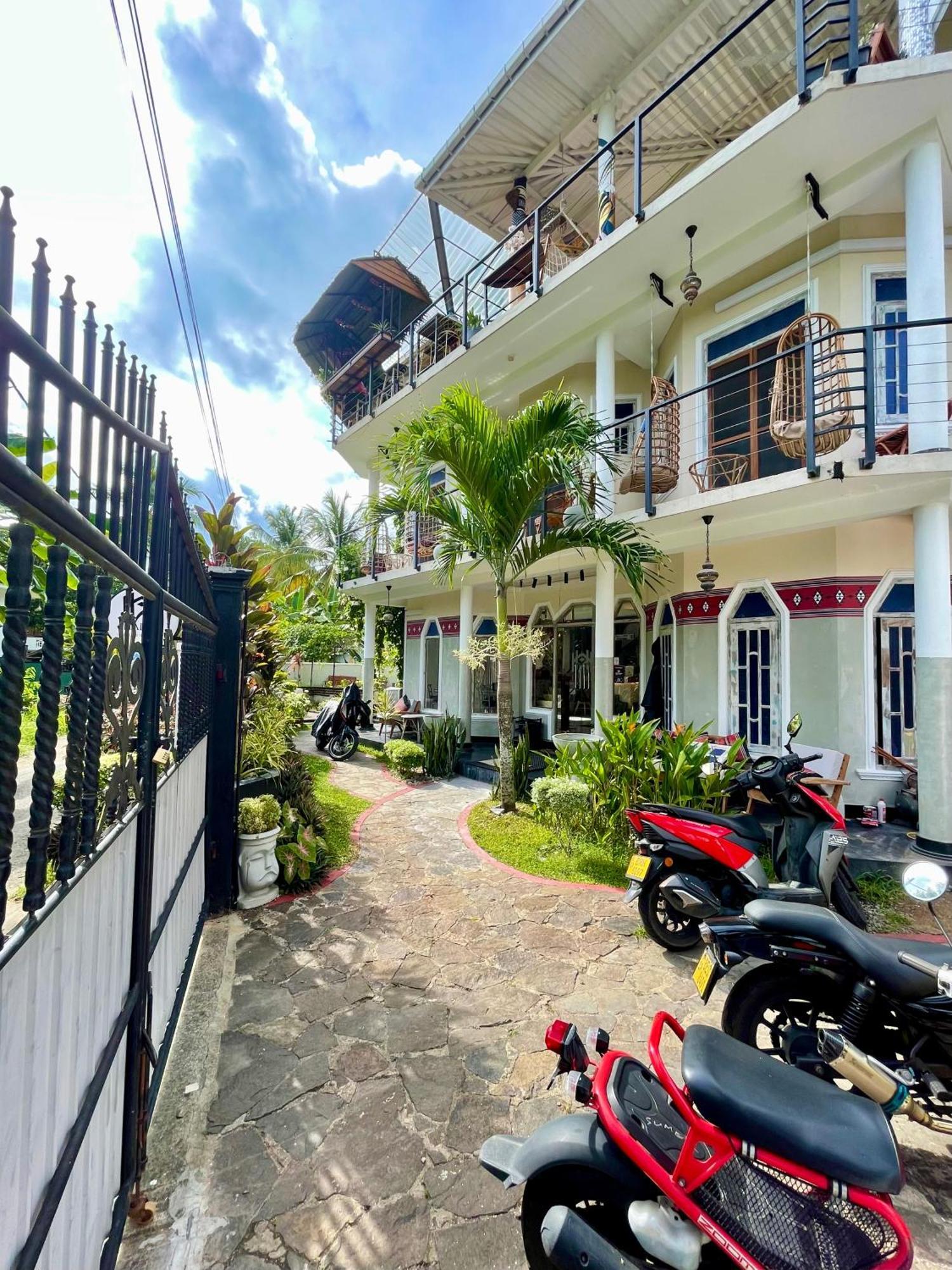 Habibi Hostel & Restaurant Unawatuna Eksteriør billede